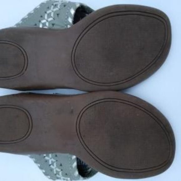 Array Moki Medallion Leather Thong Sandal Gray Women's sz 6.5 - Picture 7 of 8